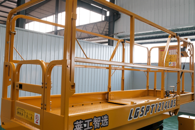 15.7m 12m Self Propelled Scissor Lift for sign hanging