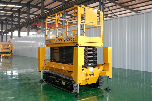 13.8m Self Propelled Scissor Lift With Battery for repairs