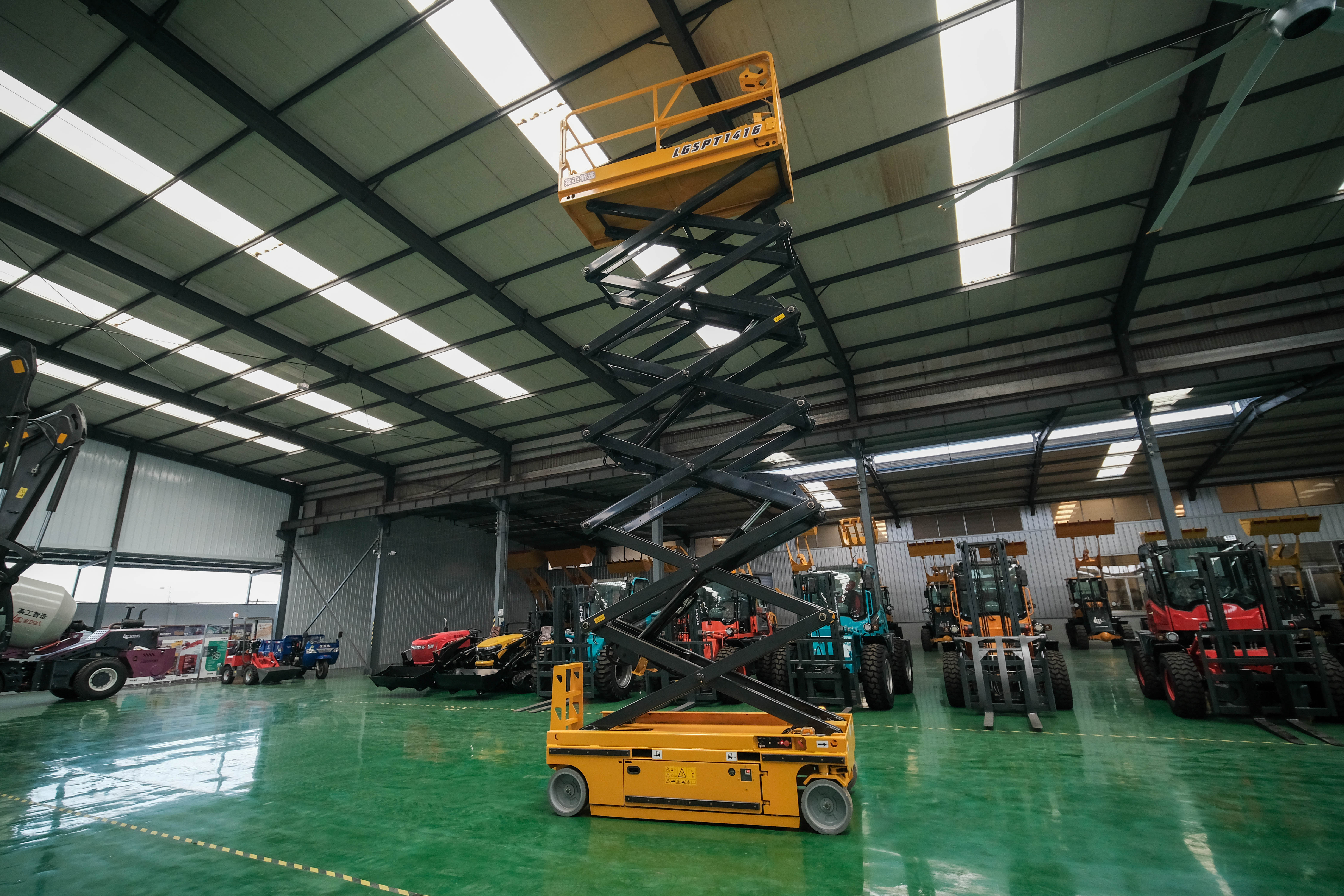 15.7m Small Self Propelled Scissor Lift for sign hanging