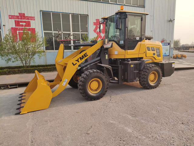 HL930 compact wheel loader with pallet fork