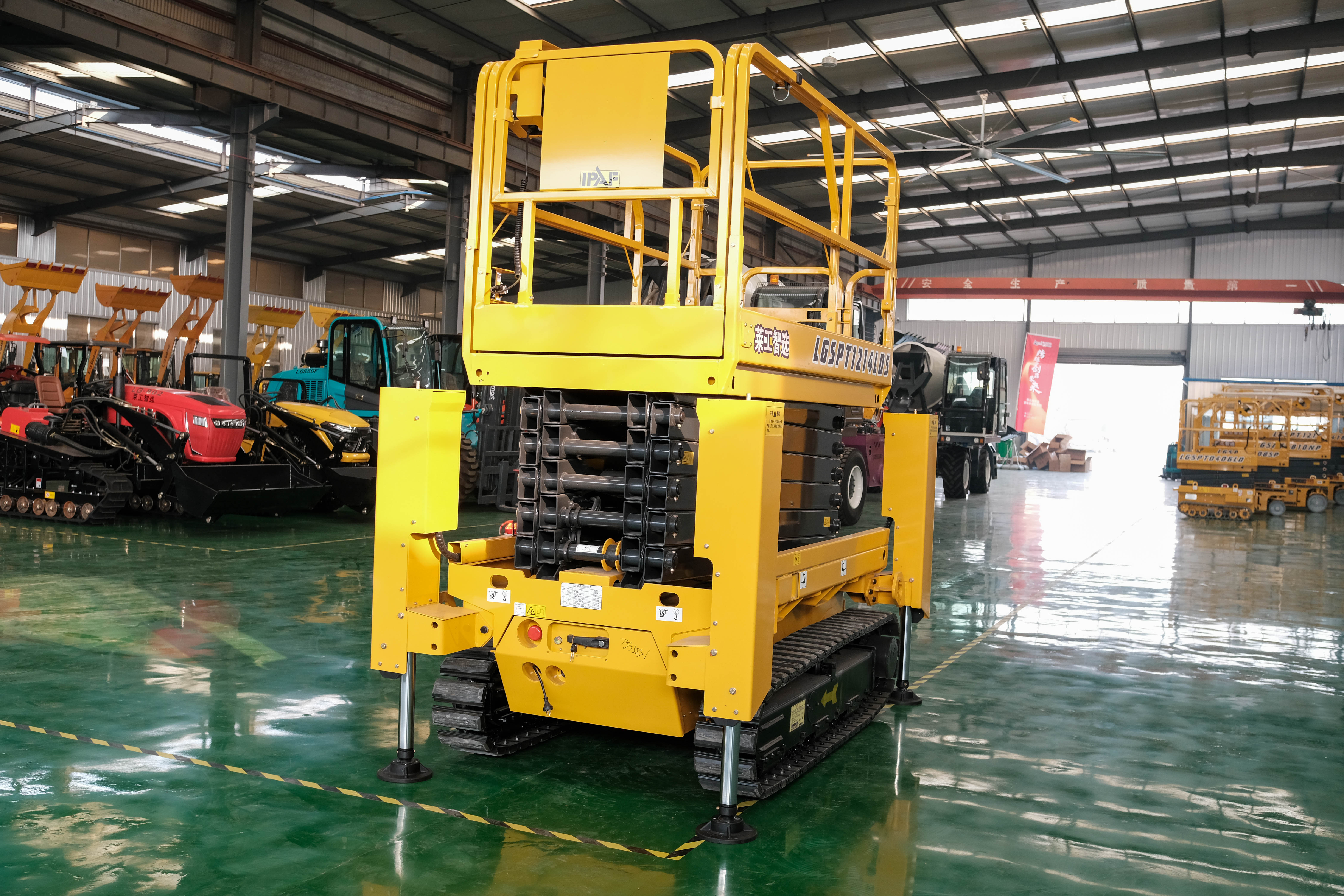13.8m Self Propelled Scissor Lift With Battery for repairs