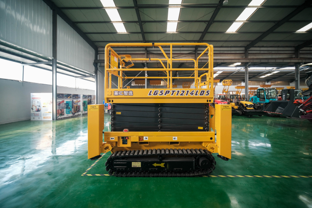 13.8m Small Self Propelled Scissor Lift for construction job