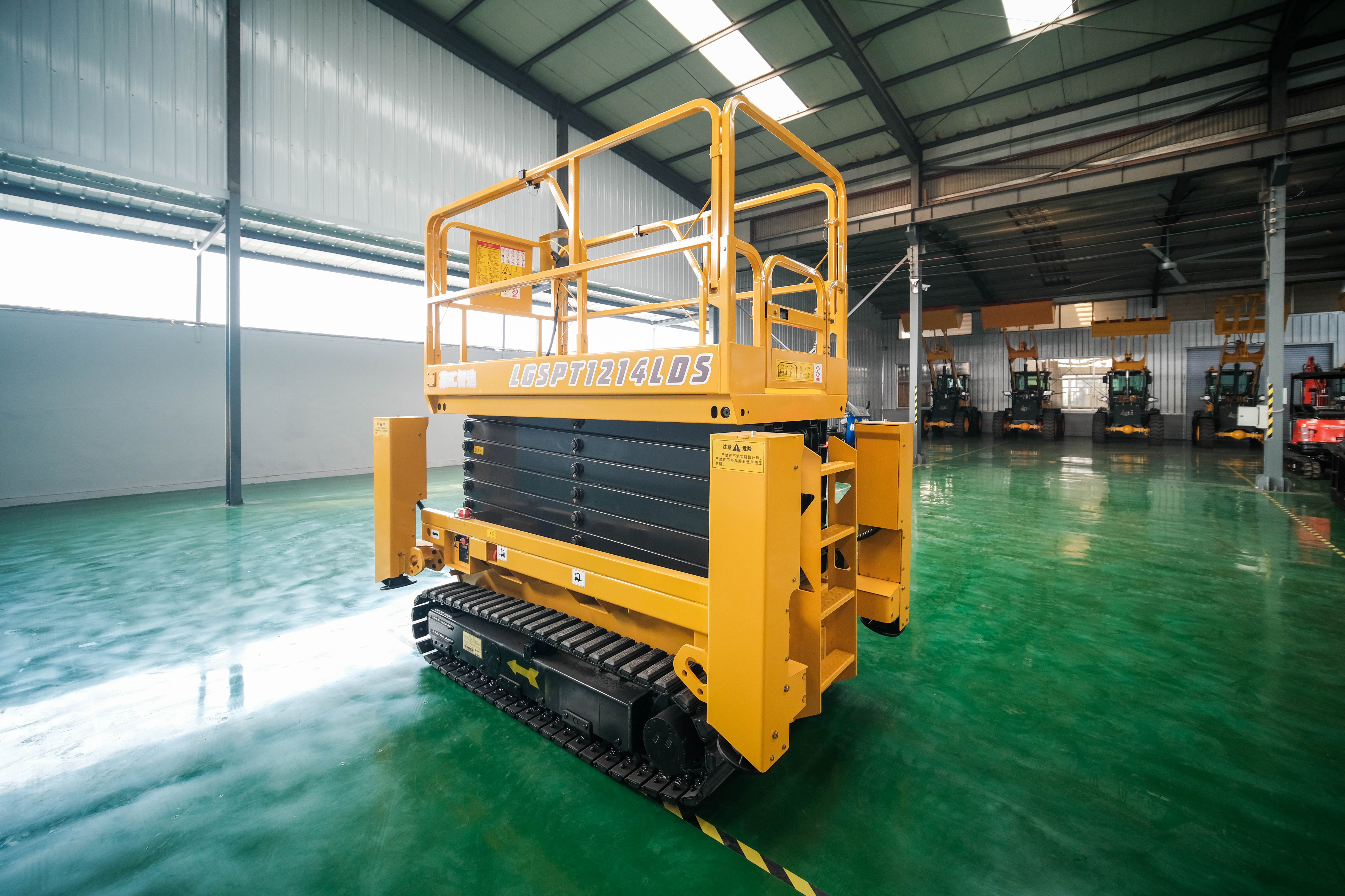 4.5m 13.8m Self Propelled Scissor Lift for cleaning